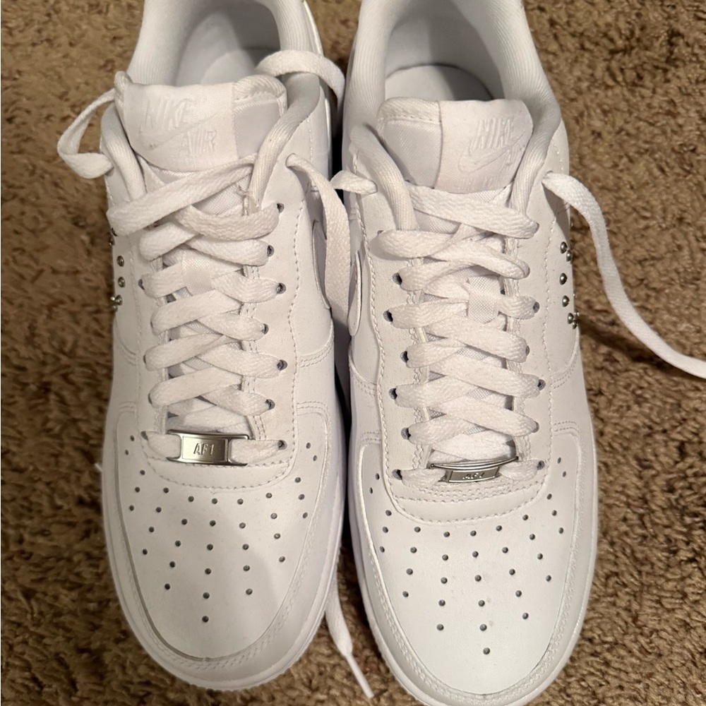 Nike WMNS Air Force 1 Low Stud Swoosh White Metallic Silver - Picture 2 of 3